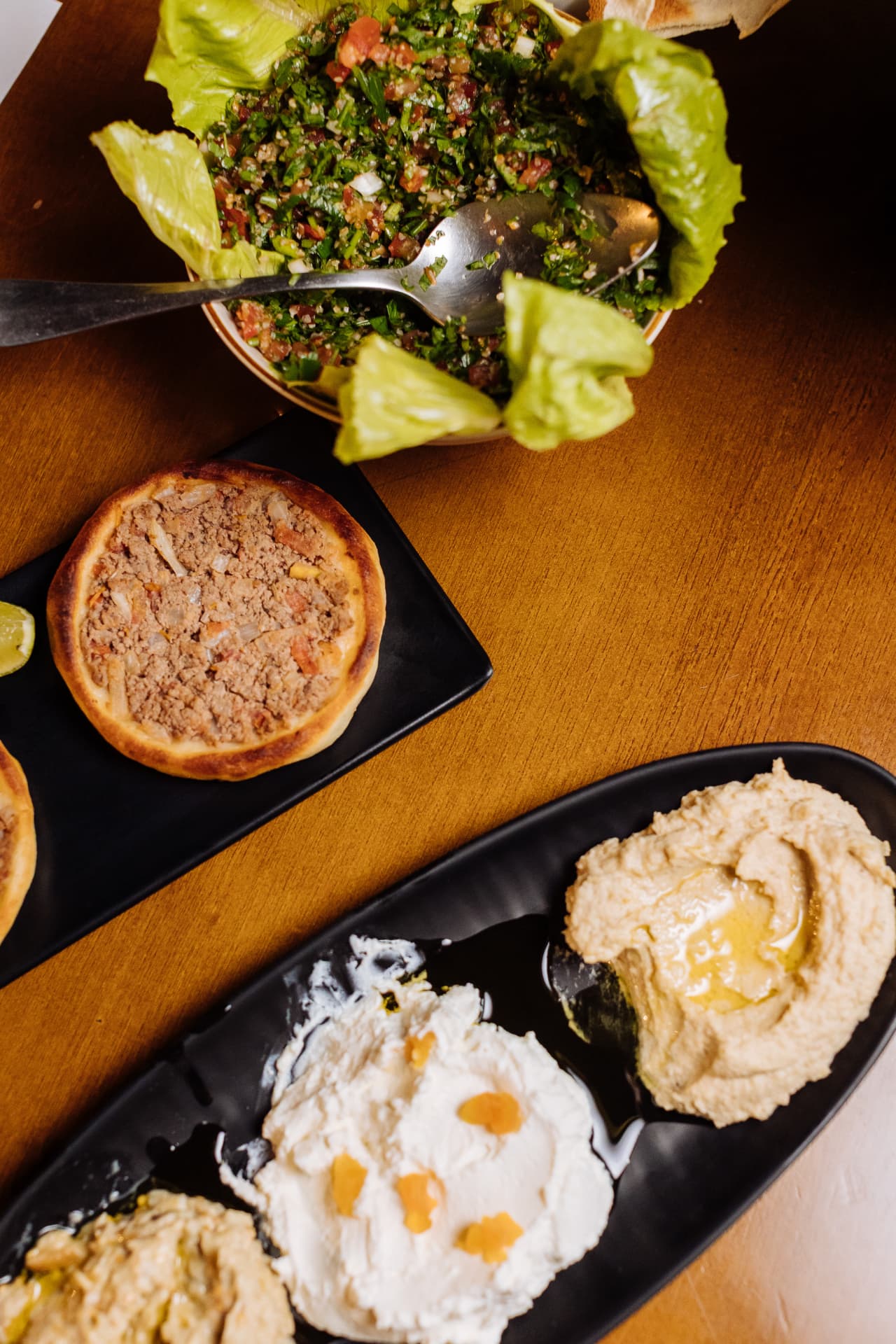 Mesa de mezze com tabule, esfiha e homus