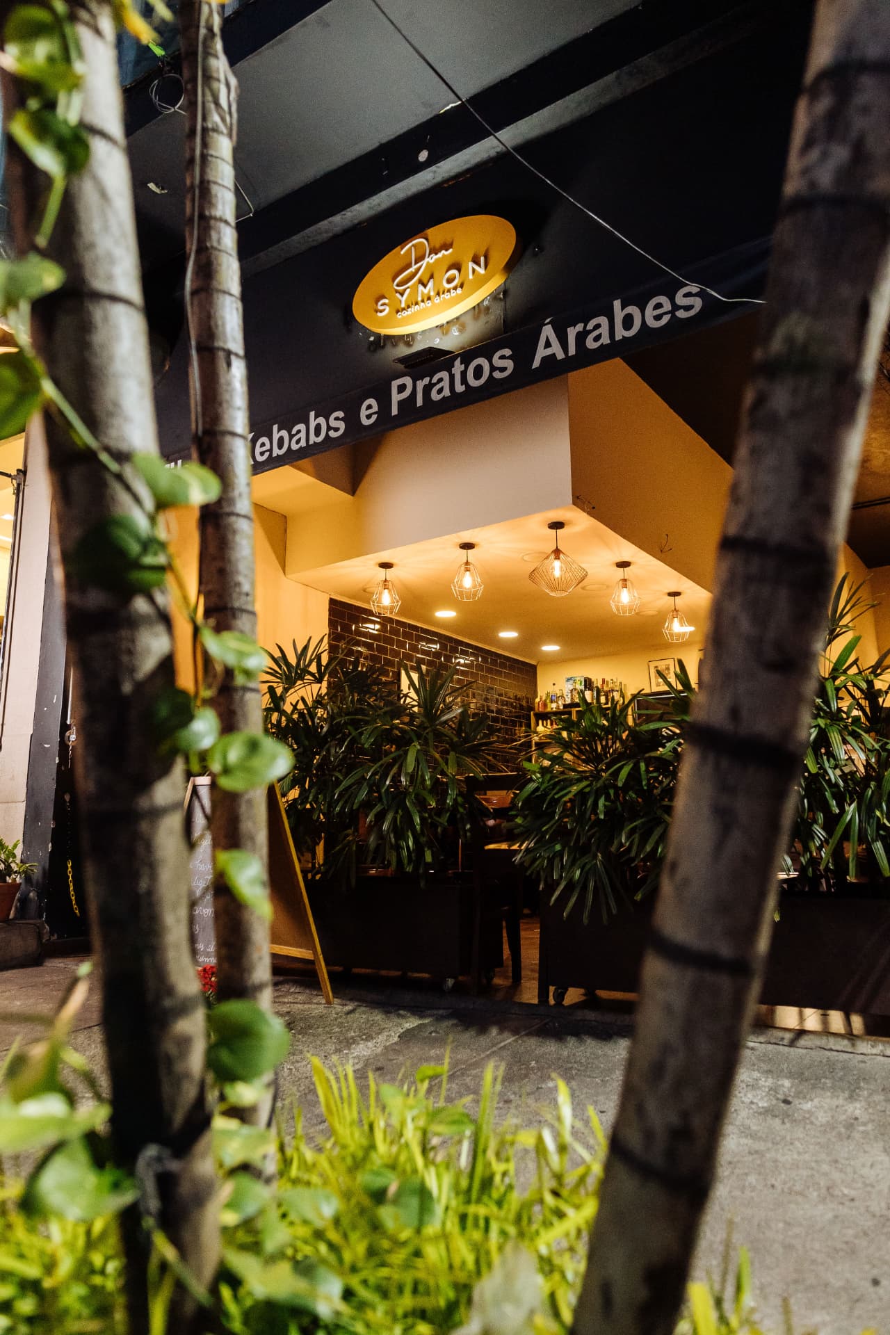 Fachada do Don Symon à noite